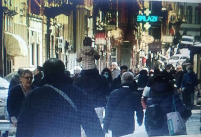 Coronavirus, Toti: passeggiata comportamento da idioti