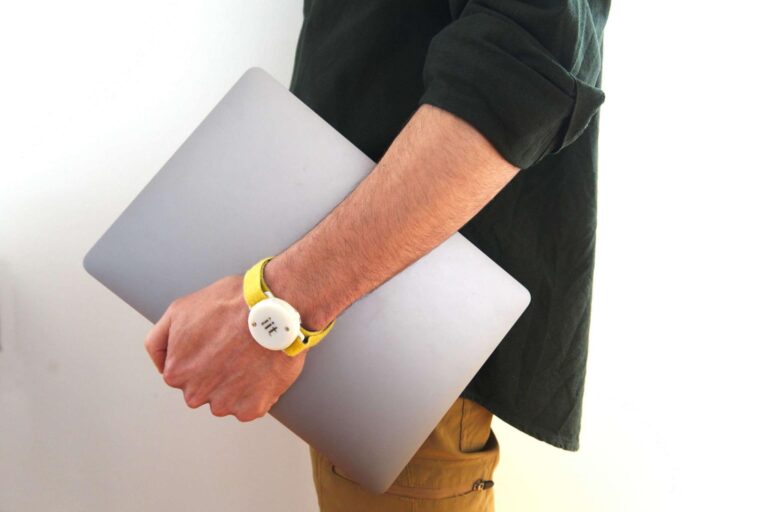 Coronavirus, Iit: prototipo braccialetto che misura temperatura corpo e distanze sociali