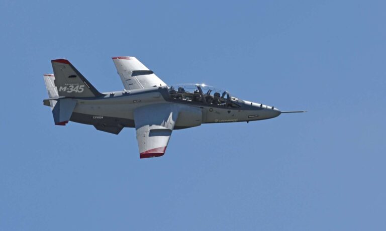 Leonardo: arriva la certificazione per l’M-345, velivolo di addestramento