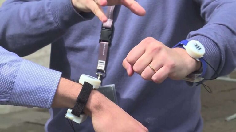 Fase 2: ecco iFeel-You, il braccialetto dell’Iit che misura la distanza di sicurezza