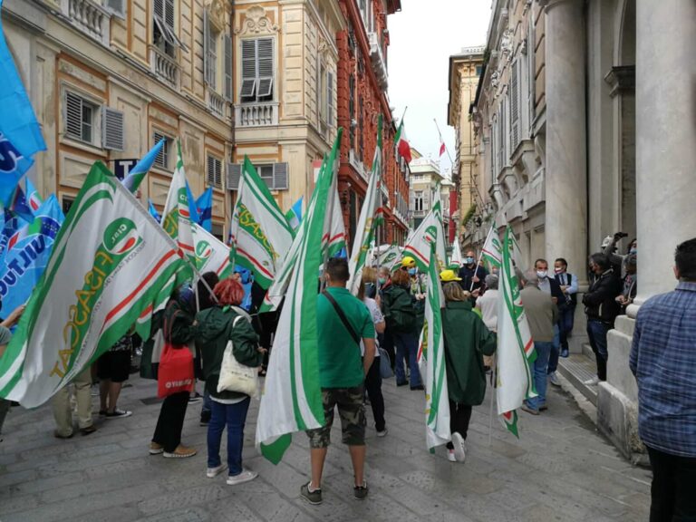 Lavoratori mense scolastiche in piazza chiedono garanzie su continuità occupazionale