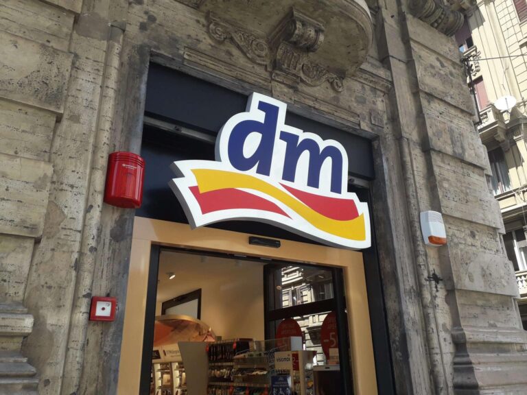 Dm apre il primo dei due punti vendita a Genova: in via Brigata Liguria 250 mq con 12 mila articoli