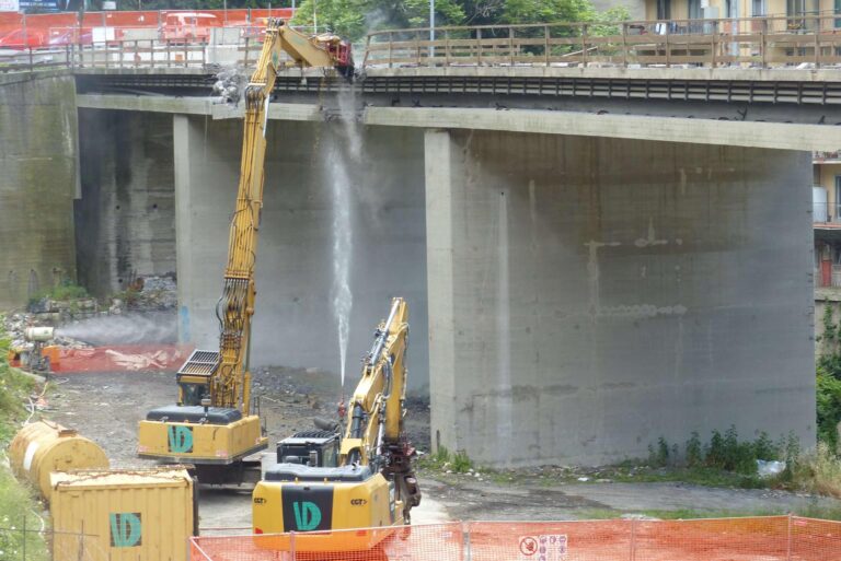 Genova, iniziata la demolizione del ponte Don Acciai, sarà percorribile in autunno