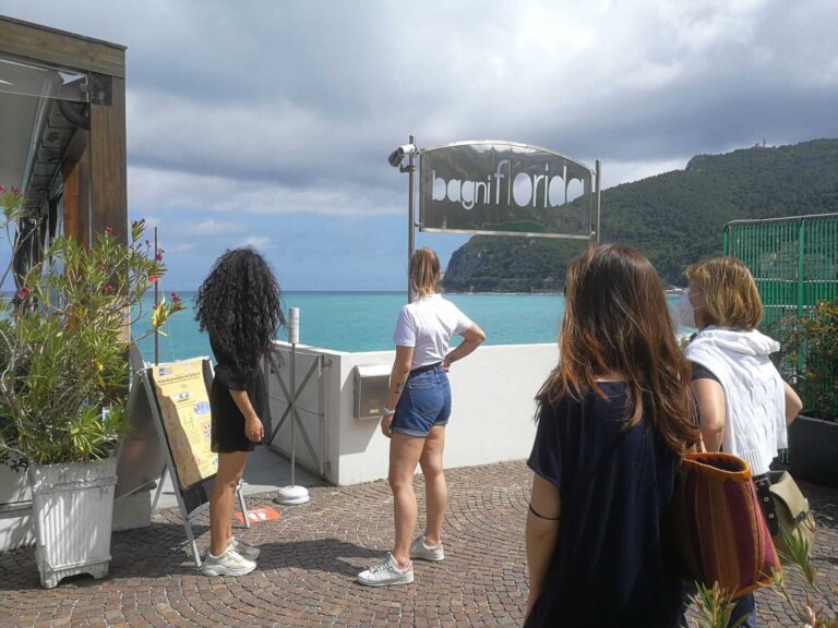 A Noli un semaforo per entrare in spiaggia