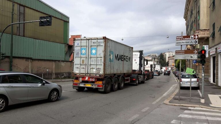 Trasportounito: «Subito regole nazionali per regolamentare le attese dei tir nei porti»