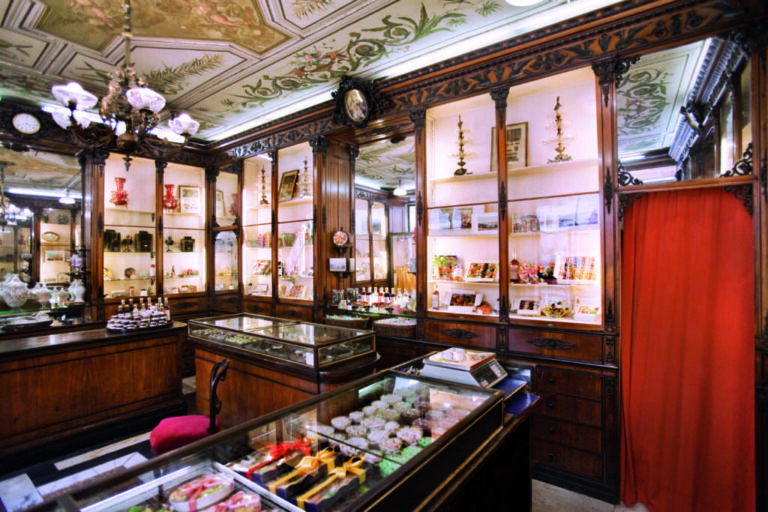 Commercio: 8 locali storici liguri aprono le porte per svelare aneddoti e retroscena