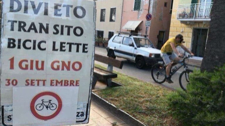 Cogoleto vieta le biciclette sul lungomare, protestano i ciclisti