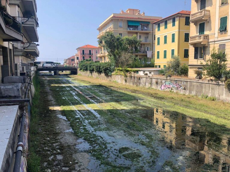 Chiavari, iniziata la pulizia del torrente Rupinaro