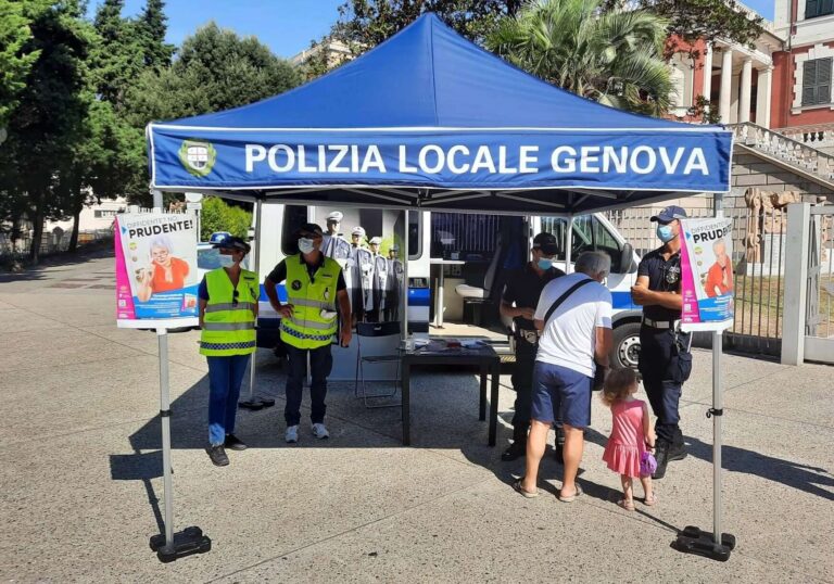 Una postazione mobile della Polizia locale di Genova raccoglie denunce e segnalazioni