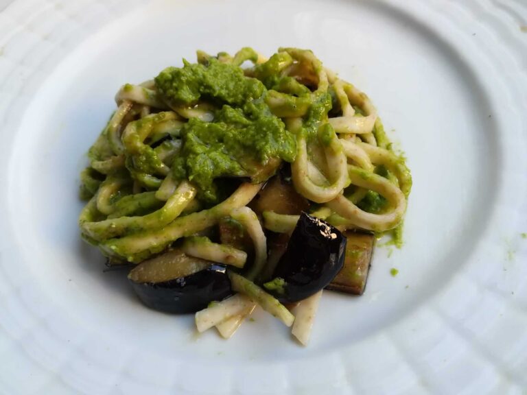Pasta integrale con melanzane e pesto