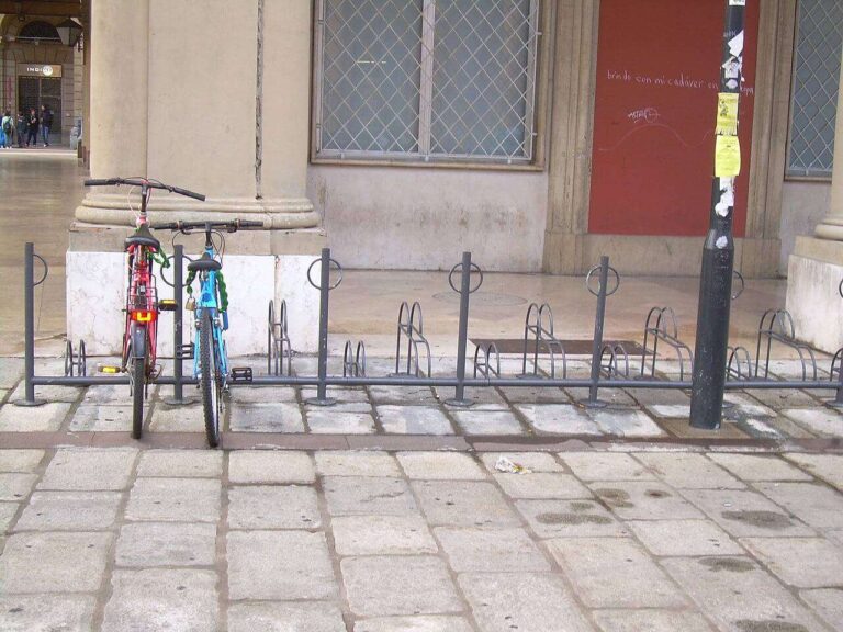 Genova: niente tassa occupazione suolo per chi mette le rastrelliere per le bici