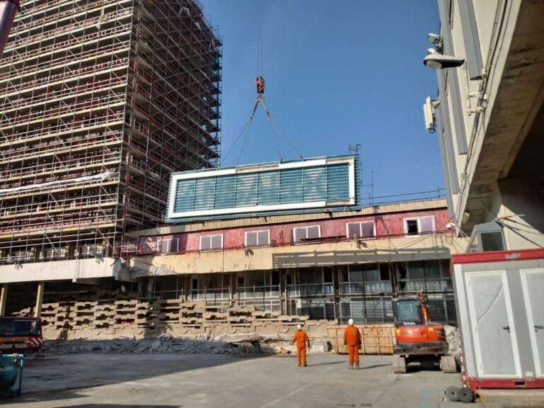 Nuova vita per l’insegna Ansaldo del palazzo ex Nira di Genova: diventa opera d’arte contemporanea