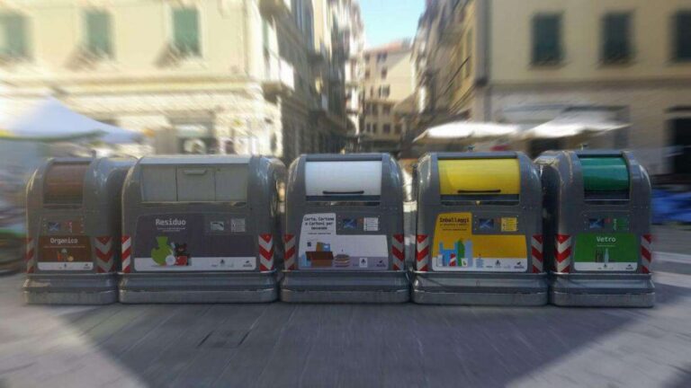 Cassonetti “bilaterali”, stop all’installazione a Genova