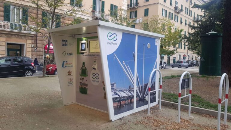 Sconti e premi in cambio della plastica: a Genova 4 nuovi eco-raccoglitori Amiu