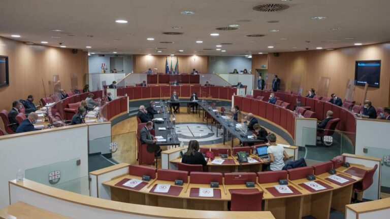 Consiglio regionale: cinque assessori si dimettono da consiglieri