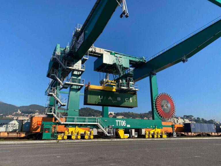 Genova, due nuove maxi gru nel terminal container Psa di Pra’