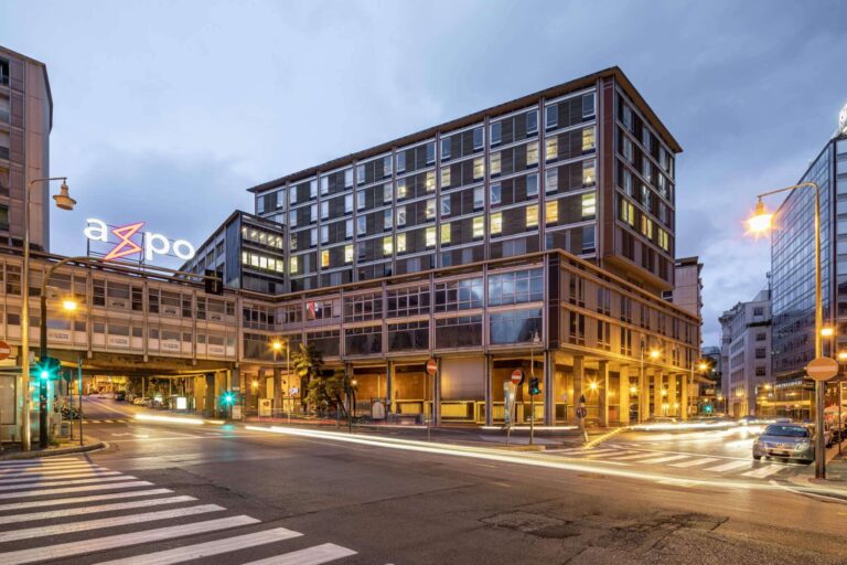 Genova: rinnovato immobile degli anni Cinquanta in Piccapietra