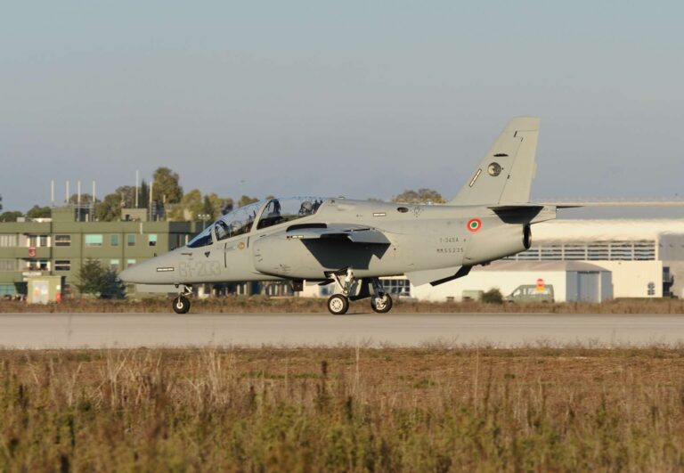 Leonardo consegna i primi due M-345 all’Aeronautica Militare