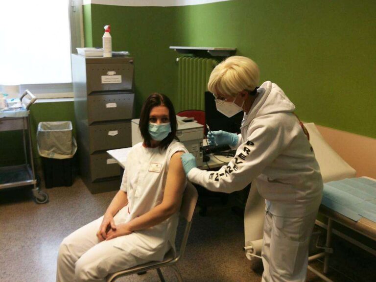 Vaccine Day, prime dosi somministrate al San Martino e a Villa Marta di Betania