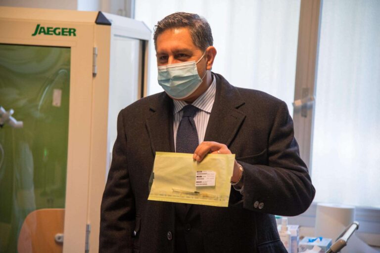 Vaccine day, Toti: «Giornata storica, in arrivo altre 16 mila dosi per la Liguria»