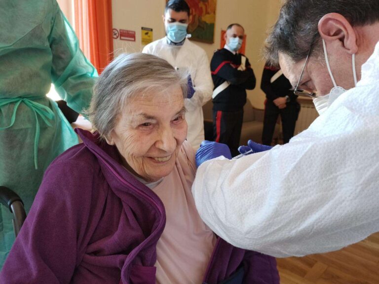 Covid, Toti: «Dal 15 febbraio il vaccino agli over 80»