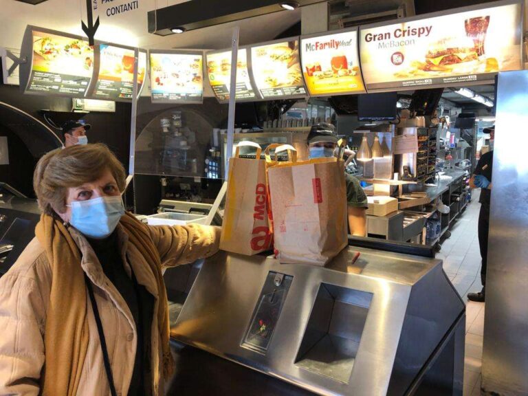 A Genova McDonald’s dona 100 pasti caldi a settimana fino a marzo