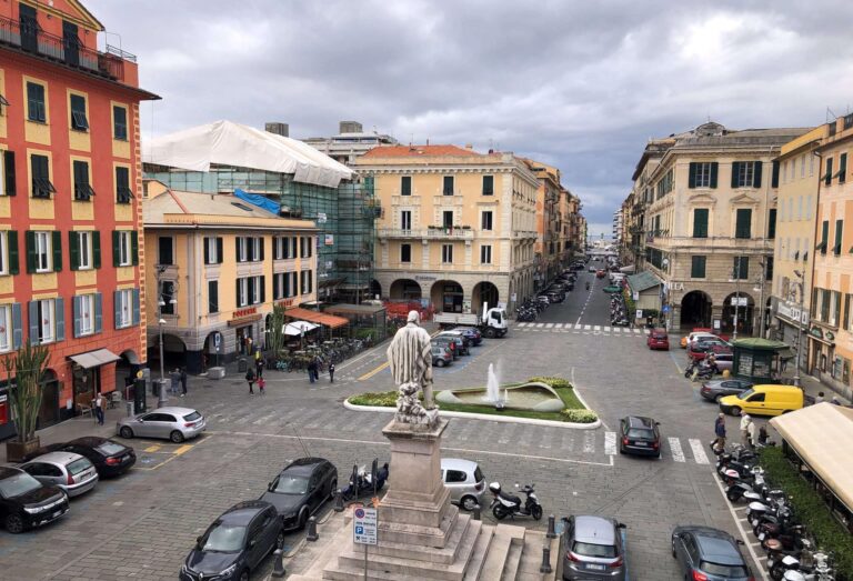 Chiavari: piazza Matteotti, restauro lampioni storici e nuova illuminazione a led
