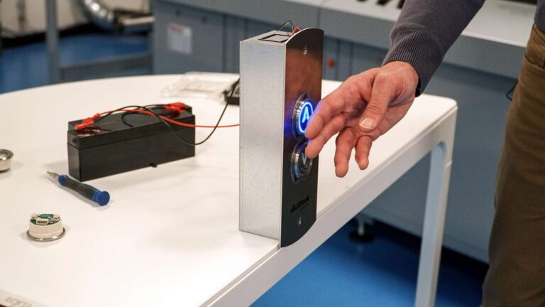 Pulsantiere touchless contro il contagio: l’innovazione di una startup dell’Iit