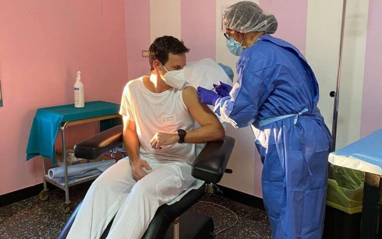 Liguria, partiti i richiami dei vaccini anti Covid, Toti: «Coperti nonostante la riduzione di fornitura»