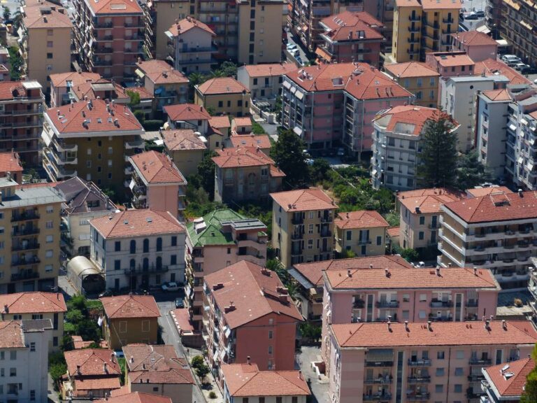 Tecnocasa: nel 2020 compravendite immobiliari in forte calo in Liguria