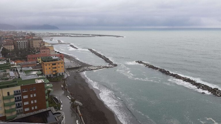 Giampedrone, frana Aurelia a Chiavari: «Doppio senso ripristinato entro giugno»