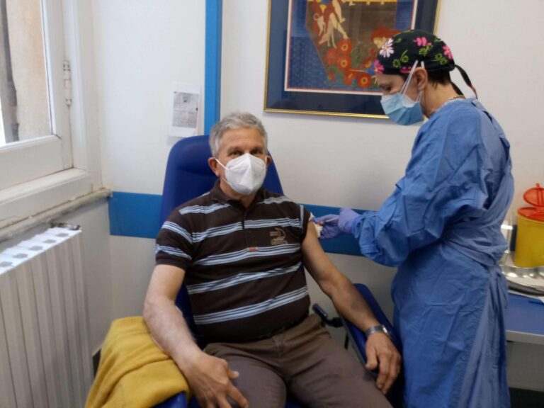 Terza dose vaccino anti-Covid, Toti lancia la campagna per Rsa e over 80