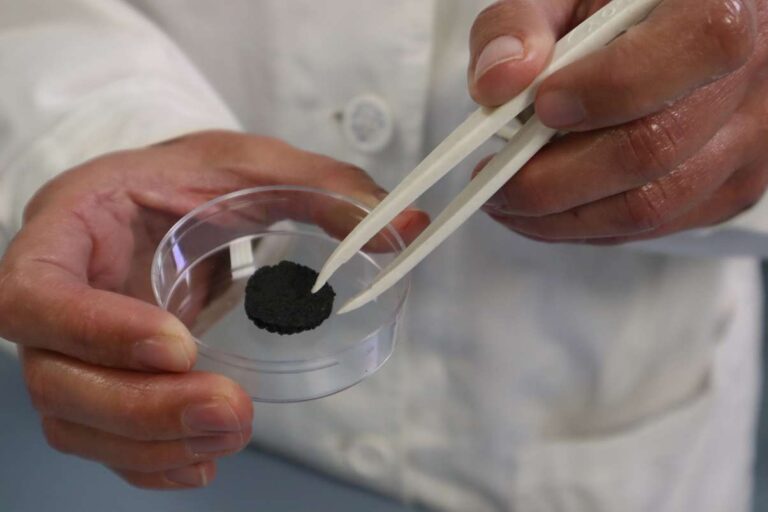 L’Iit ha creato una spugna che rende potabile l’acqua di mare usando l’aria e l’energia solare