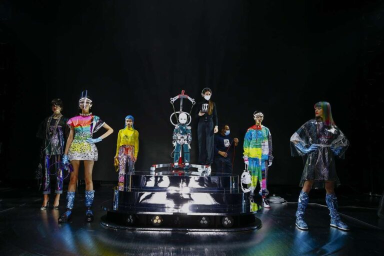 I robot dell’Iit “sfilano” per Dolce & Gabbana