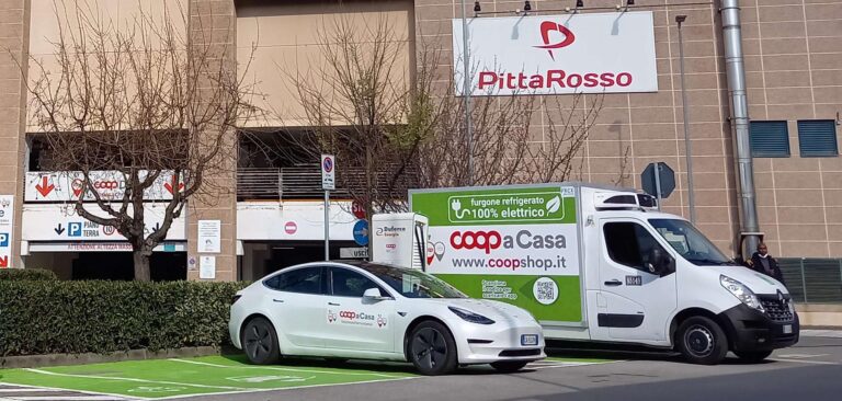 Una colonnina di ricarica Ultra Fast Charge al Centro Commerciale L’Aquilone di Genova
