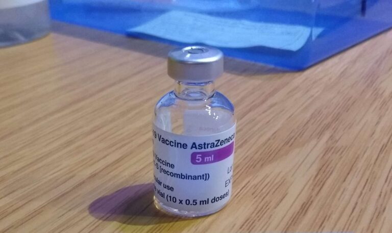 Bassetti: «decidere da domani se Astrazeneca non va più usato, non serve limite di età»