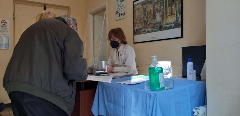 Vaccinazioni nelle farmacie: intesa a 32 euro all’ora per sei somministrazioni