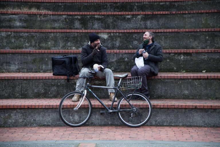 “Dipende tutto da te”, cortometraggio sui rider girato tra Milano e La Spezia