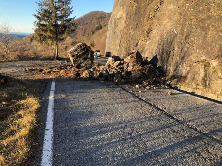 Frana sulla provinciale 23 della Scoglina: riapertura in giornata a senso unico alternato