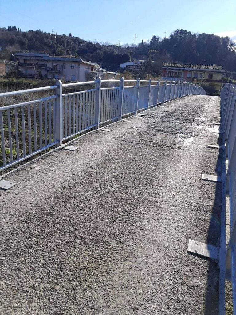 Budella nuova ringhiera resta da fare manto