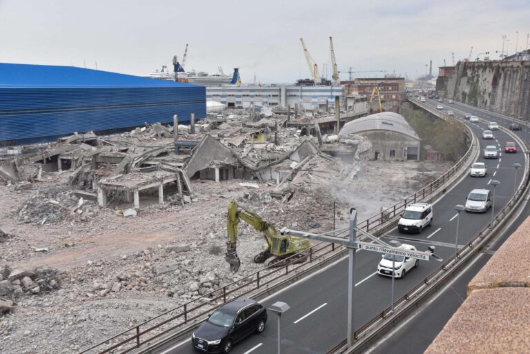 Waterfront di Levante, conclusa in cinque giorni la demolizione del Padiglione C della Fiera