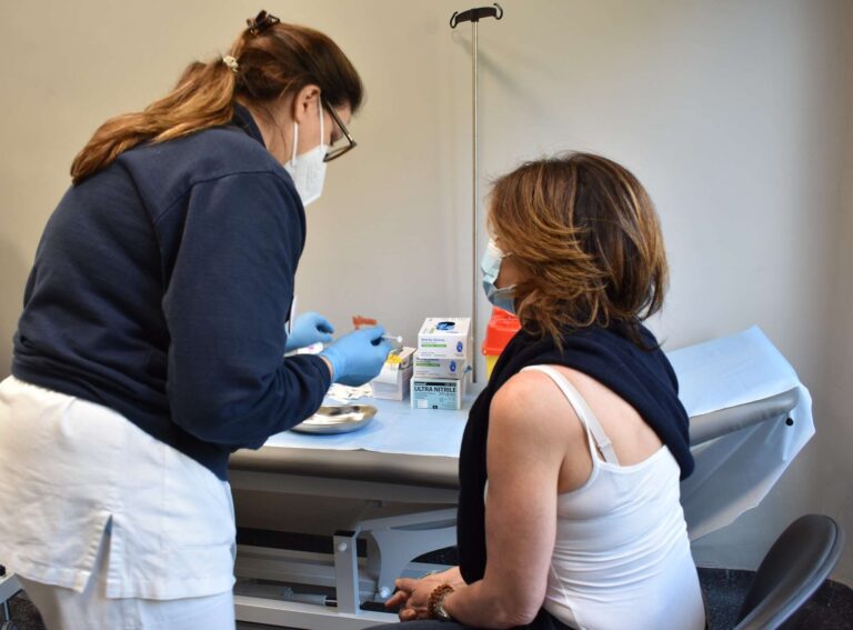 Obbligo green pass, Toti: «Vaccinazioni aumentate del 20% in un giorno»