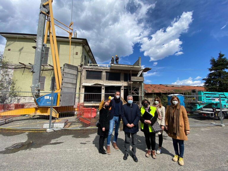 La Spezia, iniziata la demolizione della palazzina ex Tarros