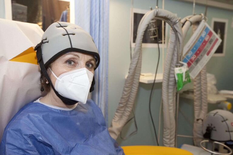 Un casco refrigerante per ridurre gli effetti sui capelli delle cure oncologiche donato al Galliera