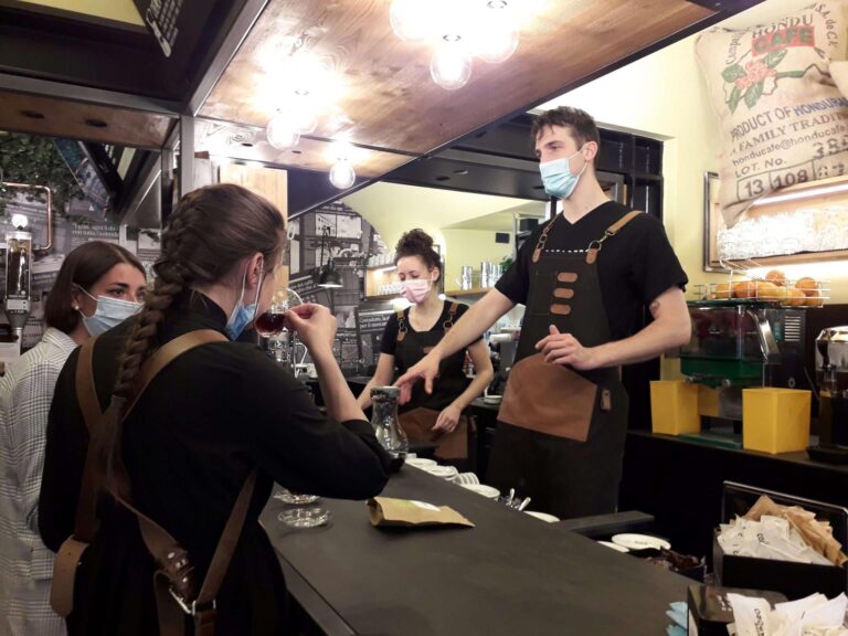 Confesercenti Genova: obbligo di green pass per consumazioni al banco inapplicabile