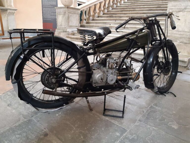 Genova: moto Guzzi G.P. 500 1919 esposta a Palazzo Tursi fino al 16 maggio