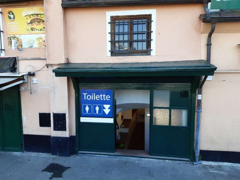 Servizi igienici pubblici di piazza Caricamento-
