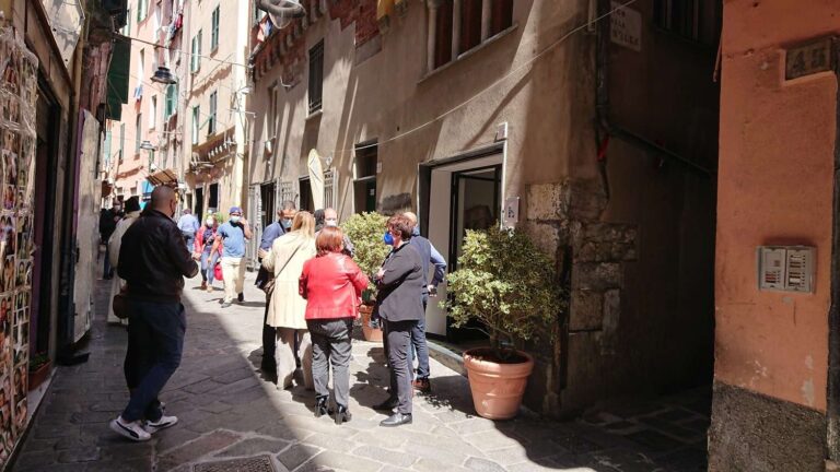 Cena condivisa nel centro storico di Genova il 25 maggio