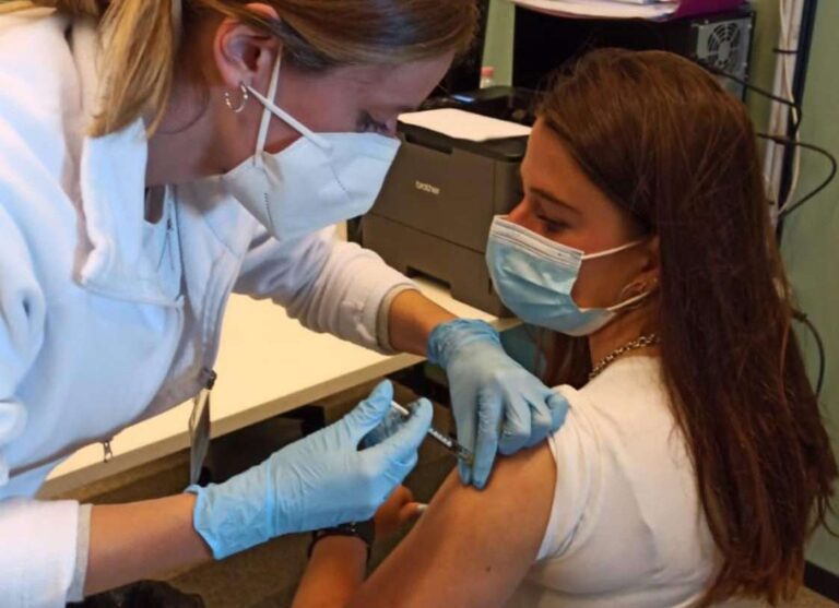 Vaccini, da questa mattina attivo il call center per anticipare la seconda dose