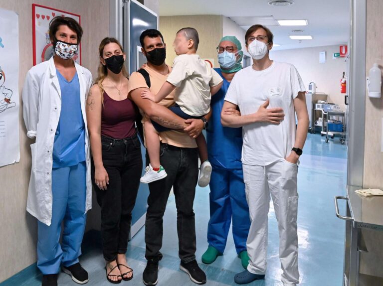 Dalla Grecia al Gaslini, bimbo di quattro anni operato con successo per una rara forma di epilessia